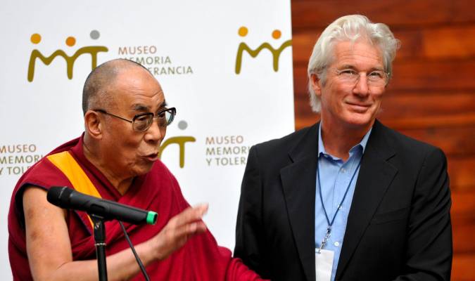 El dalái lama, líder espiritual de los tibetanos (i), y el actor estadounidense Richard Gere (d) se saludan. EFE/Mario Guzmán