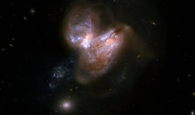 Este sistema está formado por un par de galaxias, denominadas IC 694 y NGC 3690, que pasaron muy cerca hace unos 700 millones de años. 