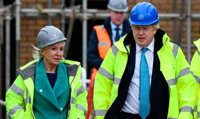 Boris Johnson junto a Nadine Dorries. / Europa Press