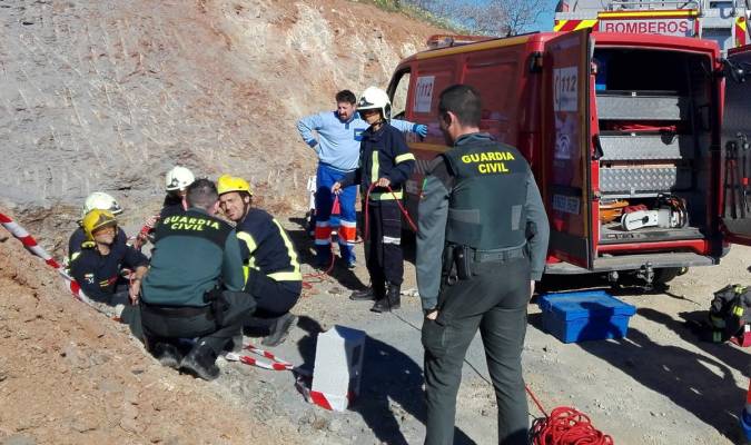 Operación de rescate de un niño de dos años caído a un pozo de 140 metros en Málaga