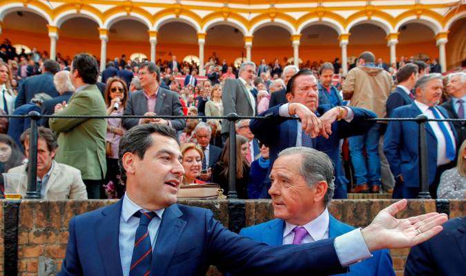 El presidente andaluz, Juanma Moreno, y el matador de toros Paco Ojeda (d). EFE/Julio Muñoz