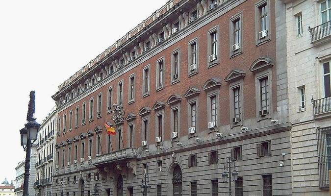 Fachada sur (Calle de Alcalá) de la Real Casa de la Aduana, en Madrid (España); sede del Ministerio de Economía y Competitividad de España.