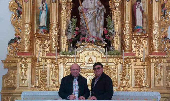 Firma del contrato con Alejandro Marmolejo para la elaboración de la corona, aureola y cruz para Santa Elena