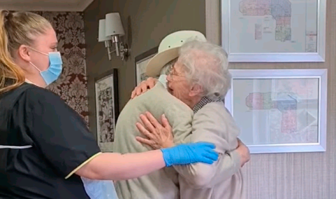 El emotivo reencuentro de una pareja de 89 años tras 8 meses sin verse 