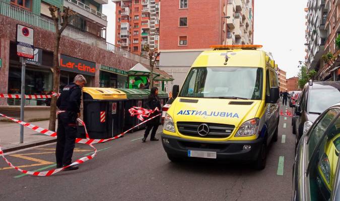 Una ambulancia en la Calle Santa Clara del barrio bilbaíno de Santutxu donde ocurrieron los hechos. / E.P.