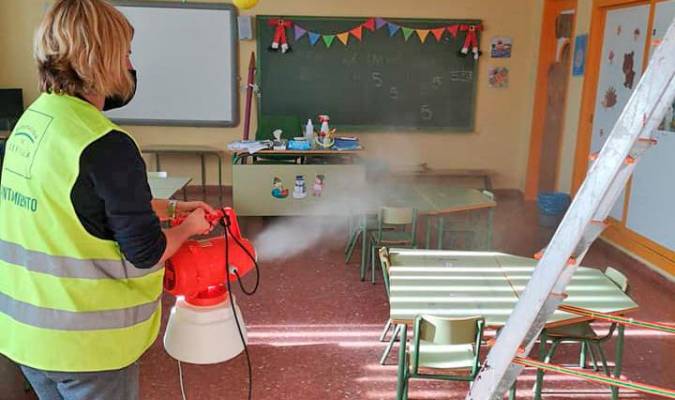 Desinfección en las aulas de Villanueva del Río y Minas (Foto: Ayuntamiento de Villanueva del Río y Minas)