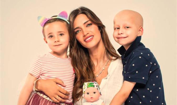 Sara Carbonero junto a Zoe y Sergio, dos pequeños que están en tratamiento de quimioterapia, en la presentación de la campaña. / Fundación Juegaterapia