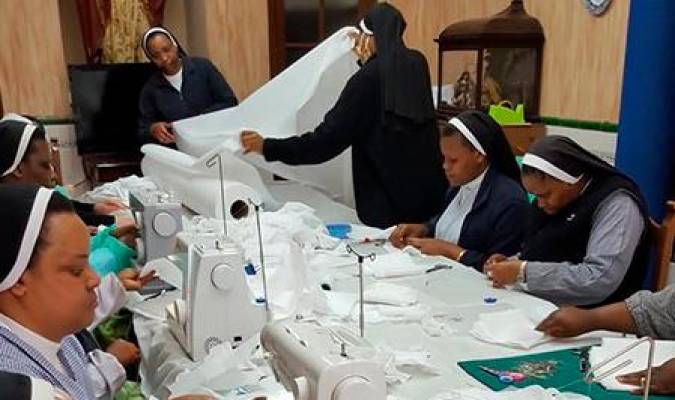 Las «monjas del baloncesto» reciben nuevas máquinas de coser para su labor solidaria 