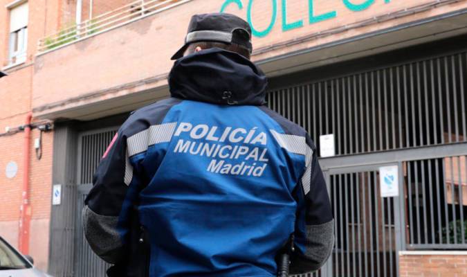 Agente tutor de la Policía Municipal de Madrid a la puerta de un colegio. 