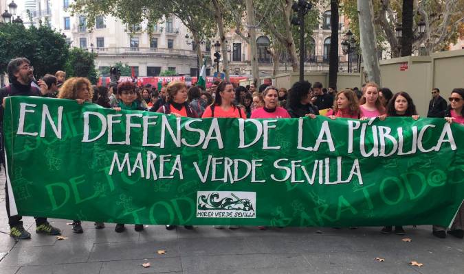 Miles de personas se manifiestan en Sevilla para que cesen los recortes y pedir más personal