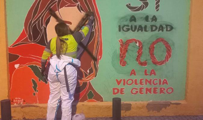 Lipasam repara el mural por la igualdad del colegio Huerta de Santa Marina