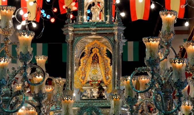 Nuestra Señora de Aguas Santas, patrona de Villaverde del Río, en su paso custodia donde procesiona cada 8 de septiembre (Foto: Hermandad de Nuestra Señora de Aguas Santas).