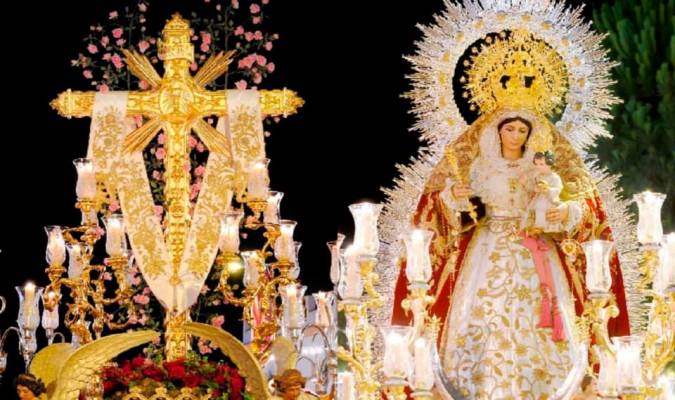 La Cruz de Arriba y la Virgen del Rosario, titulares de la hermandad.