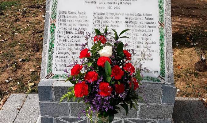 Un ramo de claveles en memoria de las víctimas de Tomares