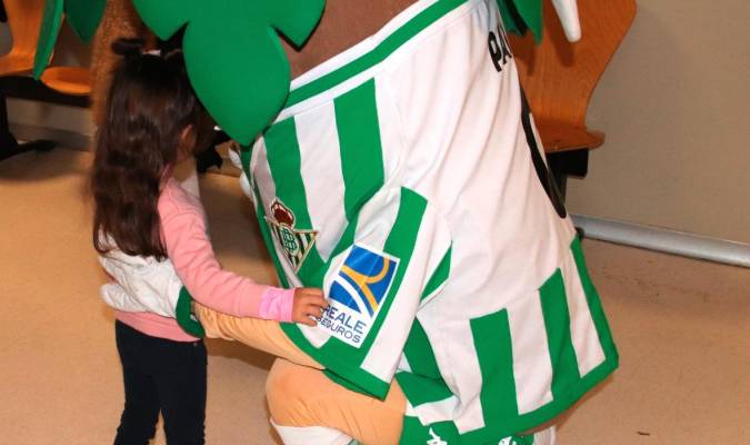 Los jugadores del Betis visitan a los niños del Hospital Macarena