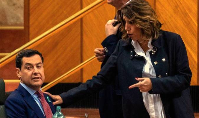 La presidenta del grupo parlamentario socialista, Susana Díaz, conversa con el presidente de la Junta, Juanma Moreno. / EFE