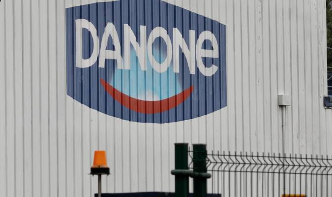 Danone es denunciada ante la Justicia francesa por contaminar con plásticos