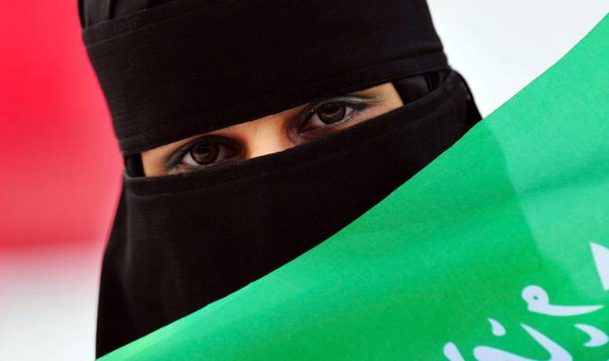 Una saudí ondea una bandera anima a su selección1. EFE/Str