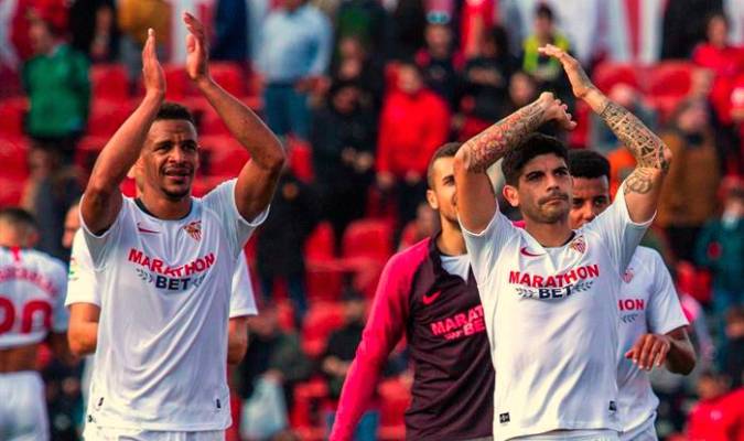 Fernando y Banega celebran el último triunfo en liga ante el Mallorca. / EFE