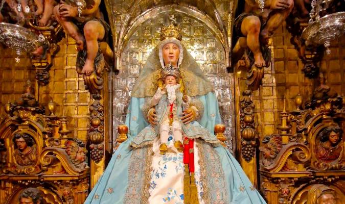 La Virgen de los Reyes vestida para la Inmaculada / Catedral