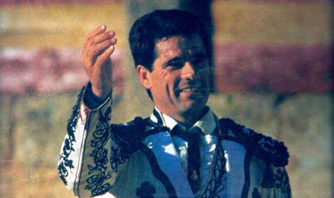 Paco Ojeda, vestido de blanco y azabache, en la Goyesca del 87. Foto: Maurice Berho