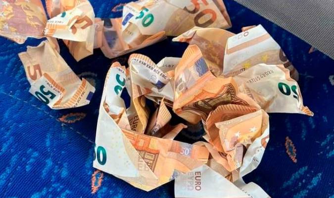 Caos de tráfico en la autovía al caerse un maletín con billetes de 50 euros