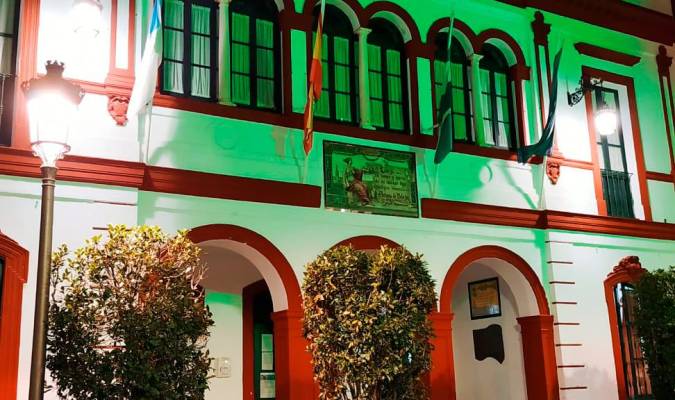 El Ayuntamiento de Lebrija, verde esperanza por las víctimas del coronavirus