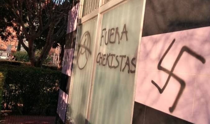 Una sede de Podemos amanece con pintadas nazis y cristales rotos