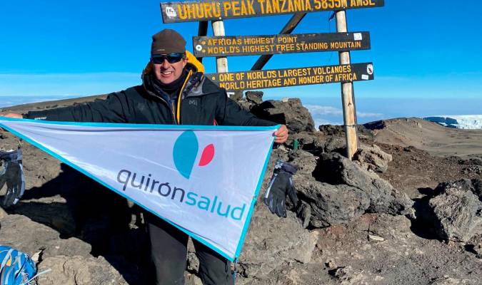 El traumatólogo de Quirónsalud, Miguel Toledo, alcanza la cima del Kilimanjaro con fines solidarios