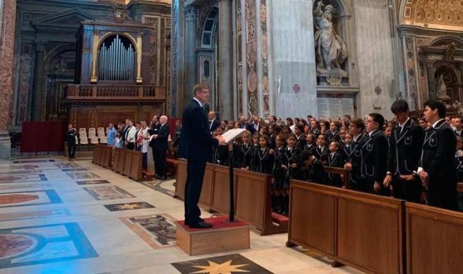 El coro sevillano le canta al Papa Francisco en el Vaticano