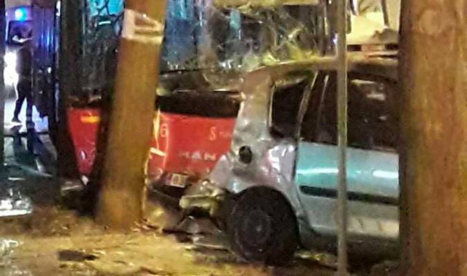 Tres heridos tras el choque de un autobús contra coches estacionados