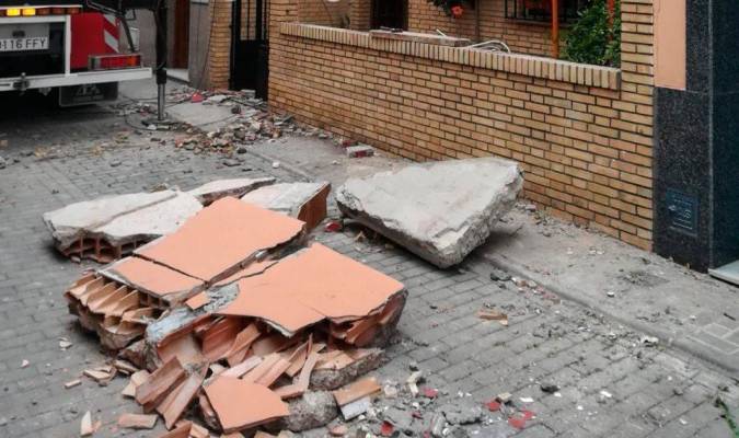 Una casa de Torreblanca sufre el desplome del pretil de su terraza 