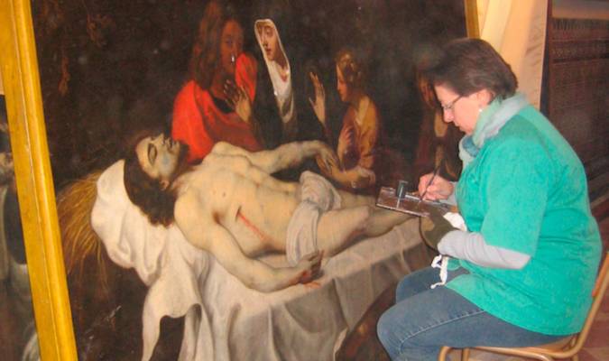 Adela Agudo en pleno proceso de restauración del “Llanto sobre Cristo Muerto”, del Monasterio franciscano de Loreto.