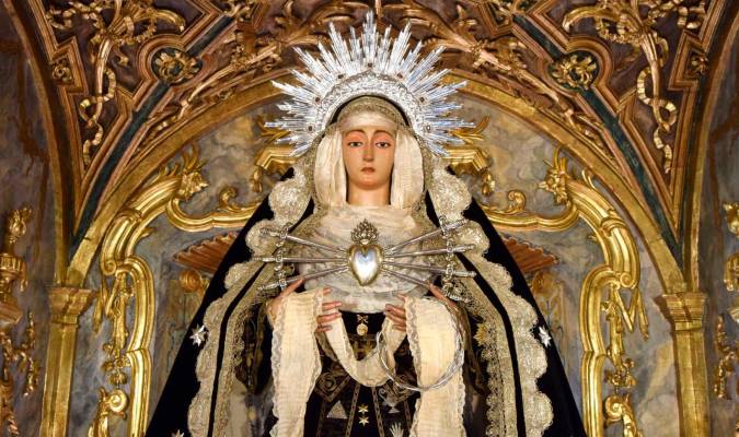 Nuestra Señora de la Soledad, Patrona de Cantillana, en su recientemente restaurado camarín (Foto: Hermandad de la Soledad / José María Naranjo).