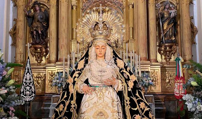 Nuestra Señora de la Soledad, Patrona de Cantillana, expuesta en besamanos y luciendo la corona de Palomino (Foto: Hermandad de la Soledad de Cantillana)