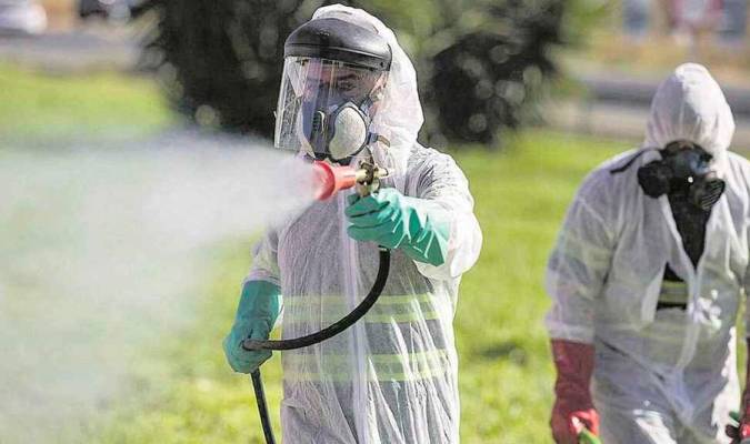 Proceso de fumigación contra el virus del Nilo. / EFE