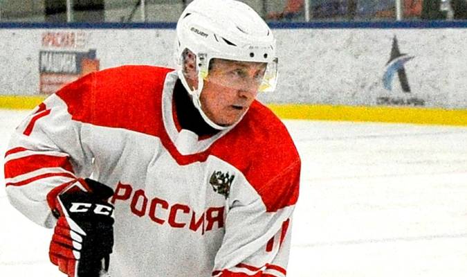 El presidente ruso, Vladimir Putin, juega un partido amistoso de la Liga de Hockey Nocturno en San Petersburgo este martes. / EFE