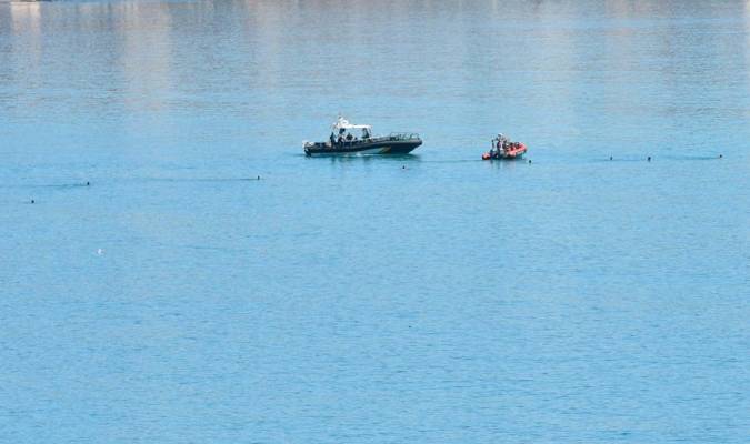 Inmigrantes a nado para llegar a Ceuta. / EFE/EPA/JALAL MORCHIDI