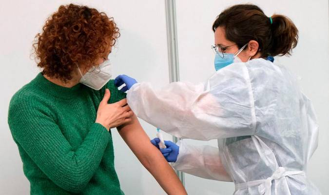 Una sanitaria suministra la vacuna contra la Covid-19. / E.P.