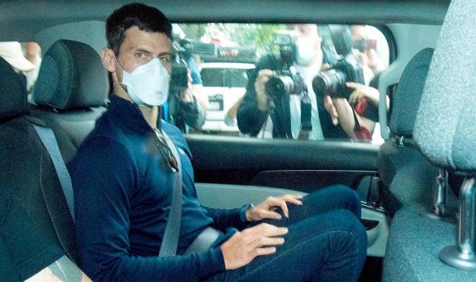 El serbio Novak Djokovic sale de Park Hotel antes de asistir a la audiencia judicial. / E.P.