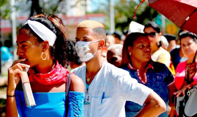 Cubanos en la calle durante la pandemia. / EFE