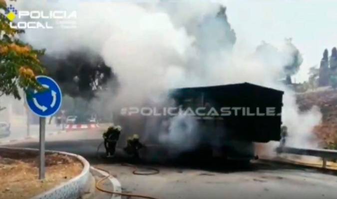 Incendio de un camión a la salida de la A-49 en Tomares