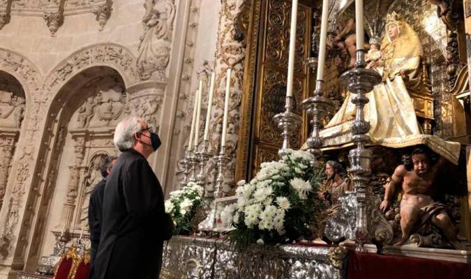 Monseñor Saiz Meneses ante la Virgen de los Reyes / Foto: Archidiócesis de Sevilla