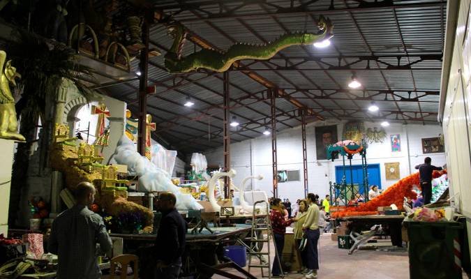 Nave de la asociación de la Cabalgata de Reyes Magos de Villaverde del Río, donde se construyen de forma artesanal las carrozas por un centenar de vecinos (Foto: Francisco J. Domínguez)