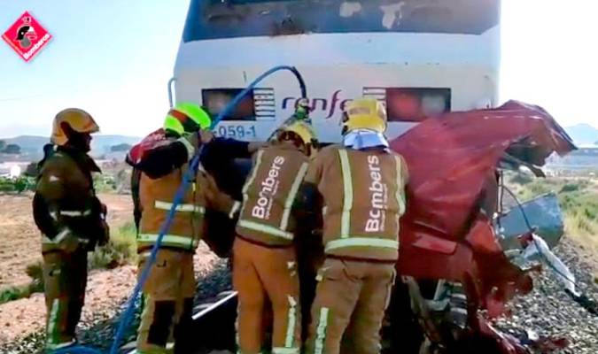 Imagen de los bomberos sobre el coche e los tres fallecidos. / Consorcio Bomberos Alicantes