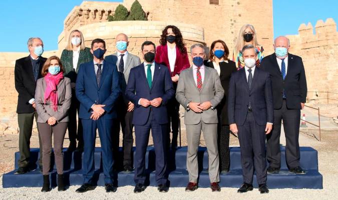 El presidente de la Junta de Andalucía, Juanma Moreno (c), junto a el vicepresidente de la Junta, Juan Marín (2d), y al consejero de la presidencia, Elías Bendodo (2d), este martes en Almería. / E.P.