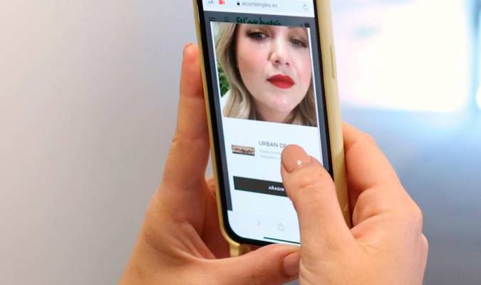 El Corte Inglés lanza una tecnología para probarse maquillaje de L'Oréal  con el móvil
