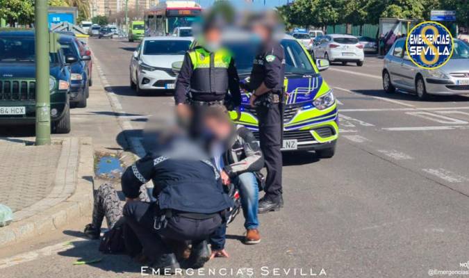 Imagen de servicios policiales y sanitarios asistiendo a la mujer. / Emergencias Sevilla