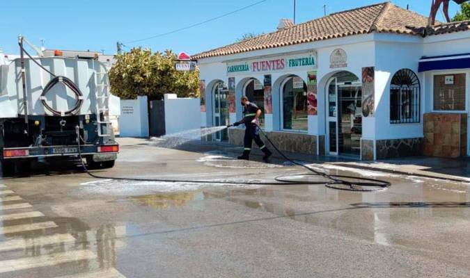 Tareas de limpieza y desinfección en Conil de la Frontera. / Foto: Ayuntamiento
