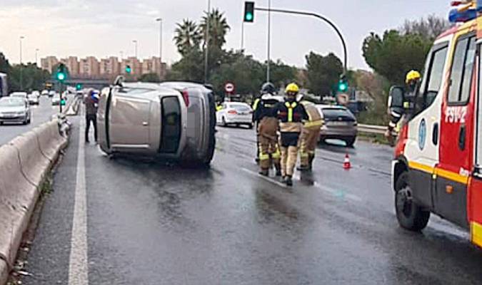 Imagen del coche volcado. / Emergencias Sevilla